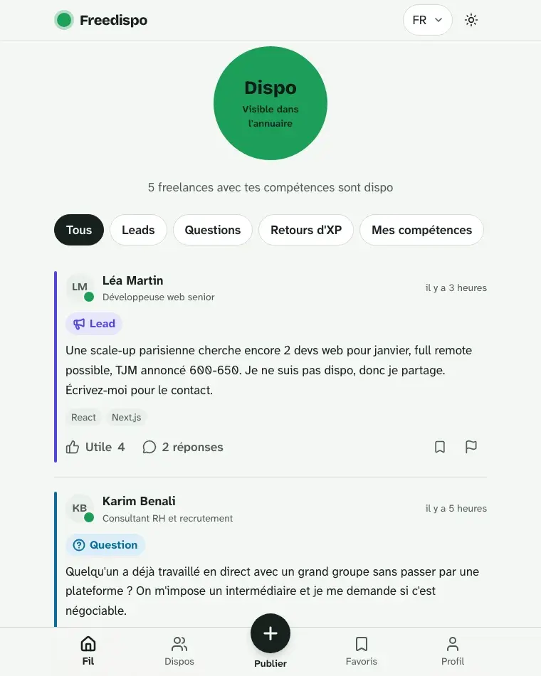 Le fil. Ta bulle de statut en haut, puis les leads, questions et retours d'XP de la communauté.